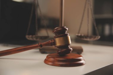Yargıç çekici, adalet terazisi, hukuk kitabı, dizüstü bilgisayar ve hukuk ve adalet kavramına sahip sözleşme belgeleri..