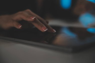 Arkadaşları tarafından çevrili çağrı merkezinde çalışan genç kadın