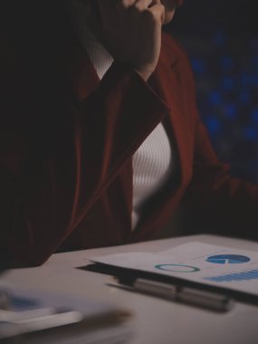 İş kadını, ofis ve iş geçmişinde, vergi, muhasebe, istatistik ve analitik araştırma kavramında matematik finansmanı için hesap makinesi kullanıyor.