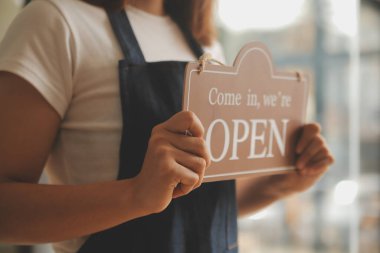 Başlangıçta başarılı olan küçük işletme sahibi, kafeterya restoranında elinde tablet akıllı telefonuyla güzellik kızı standı açmıştı. Kahveci Asyalı kadının portresi. KOBİ girişimci iş konsepti