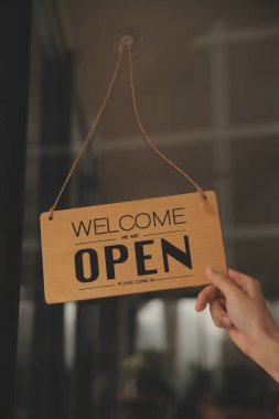 Başlangıçta başarılı olan küçük işletme sahibi, kafeterya restoranında elinde tablet akıllı telefonuyla güzellik kızı standı açmıştı. Kahveci Asyalı kadının portresi. KOBİ girişimci iş konsepti