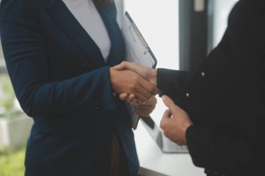 İş birleşme ve satın alma, başarılı müzakere, tokalaşma, ortaklık ve iş anlaşması konseptine ortak olmak için iki iş adamı el sıkışması.