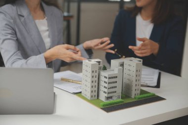 İş bir sözleşme satın almak - satmak house, sigorta acentası gayrimenkul konsept ev yatırım kredisi hakkında analiz imzalama.