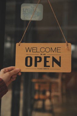 Başlangıçta başarılı olan küçük işletme sahibi, kafeterya restoranında elinde tablet akıllı telefonuyla güzellik kızı standı açmıştı. Kahveci Asyalı kadının portresi. KOBİ girişimci iş konsepti