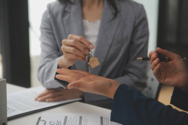 İş bir sözleşme satın almak - satmak house, sigorta acentası gayrimenkul konsept ev yatırım kredisi hakkında analiz imzalama.