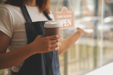 Başlangıçta başarılı olan küçük işletme sahibi, kafeterya restoranında elinde tablet akıllı telefonuyla güzellik kızı standı açmıştı. Kahveci Asyalı kadının portresi. KOBİ girişimci iş konsepti