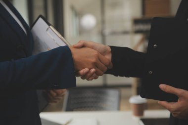 İş birleşme ve satın alma, başarılı müzakere, tokalaşma, ortaklık ve iş anlaşması konseptine ortak olmak için iki iş adamı el sıkışması.