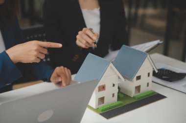 İş bir sözleşme satın almak - satmak house, sigorta acentası gayrimenkul konsept ev yatırım kredisi hakkında analiz imzalama.