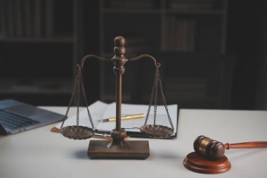 Yargıç çekici, adalet terazisi, hukuk kitabı, dizüstü bilgisayar ve hukuk ve adalet kavramına sahip sözleşme belgeleri..