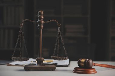 Yargıç çekici, adalet terazisi, hukuk kitabı, dizüstü bilgisayar ve hukuk ve adalet kavramına sahip sözleşme belgeleri..