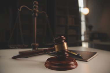 Yargıç çekici, adalet terazisi, hukuk kitabı, dizüstü bilgisayar ve hukuk ve adalet kavramına sahip sözleşme belgeleri..