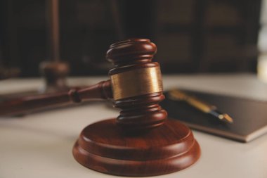 Yargıç çekici, adalet terazisi, hukuk kitabı, dizüstü bilgisayar ve hukuk ve adalet kavramına sahip sözleşme belgeleri..