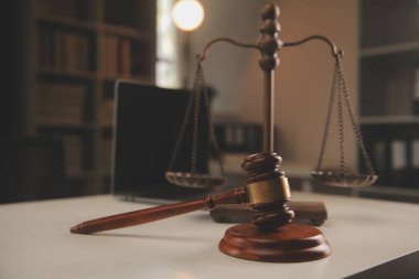 Yargıç çekici, adalet terazisi, hukuk kitabı, dizüstü bilgisayar ve hukuk ve adalet kavramına sahip sözleşme belgeleri..