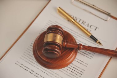 Yargıç çekici, adalet terazisi, hukuk kitabı, dizüstü bilgisayar ve hukuk ve adalet kavramına sahip sözleşme belgeleri..