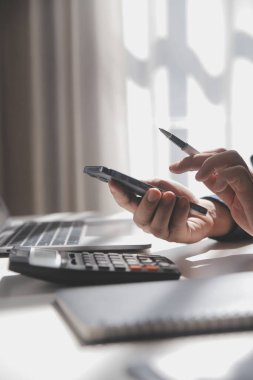 İş adam ellerini meşgul ofis Masası, tahta masada oturan telefon yazarak genç erkek öğrenci, cep telefonu kullanarak iç, arka görünümünde akıllı telefon kullanarak bir adamın elleri yan görünüm görüntüsünü flare
