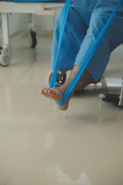 Parlak ofisteki hastayla tedavi gören bir fizyoterapist