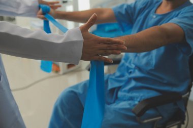 Egzersiz halter tedavi hakkında kol ve omuz sporcu ile erkek hastanın fizik tedavi kavramı veren fizyoterapist adam