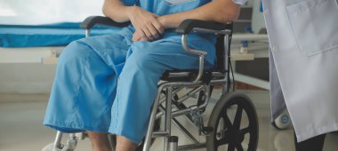 Hastaları tedavi eden kadın doktorlar fiziksel muayeneden sonra sonuçları dinlemek ve tıbbi bilgileri açıklamak ve hastalığı teşhis etmek için randevu alıyorlar. Tıbbi kavramlar ve sağlıklı sağlık.