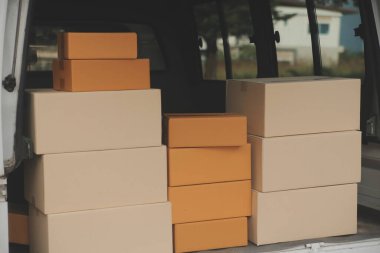 Asya teslimat ekspresi kuryesi genç adam, kadın müşteriye kutu veriyor. Evin önünde koruyucu yüz maskesi takıyor.