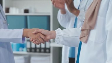 Bir doktor ekibini kapatın.