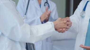 Doktor hastanede el sıkışıyor.