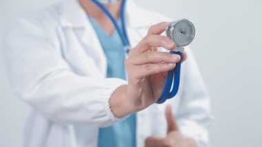 Doktor elinde steteskop ile beyaz izole arka planda