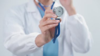 Doktor elinde steteskop tutuyor, izole edilmiş.