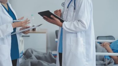 Doktor ve hasta klinikte tıbbi muayeneyi tartışıyorlar. Sağlık ve Tıp Konsepti.