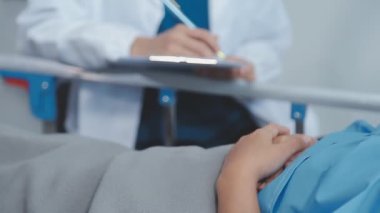 Tablet bilgisayarı olan bir doktor