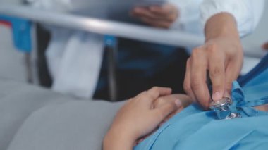 Doktor tıbbi muayenede hasta basıncını kontrol ediyor..