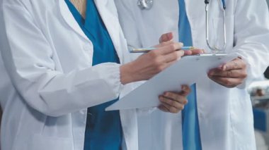 Doktor bir tablet bilgisayar ile çalışma
