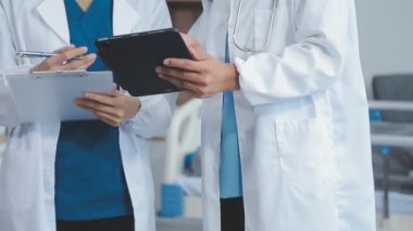 Doktor klinikte tablet bilgisayarda çalışıyor. Tıbbi sağlık ve tıp hizmeti kavramı.