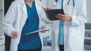 Doktorlar tıbbi sorunları tartışıyor