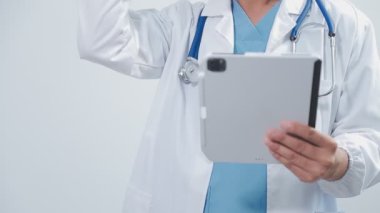 Hastanede tablet kullanan bir doktor. Tıbbi sağlık ve doktor hizmeti kavramı