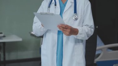 Kadın doktor hastanede tablet bilgisayar tutuyor..