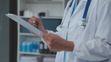 ofiste çalışan doktor
