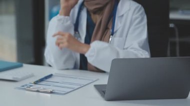 Hastanedeki tabletli doktoru kapat.