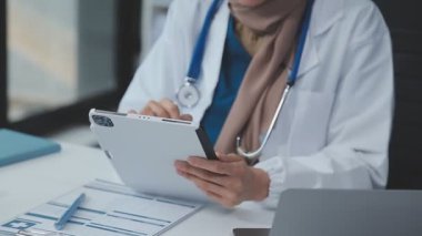 Yakın plan. Hastane ofisinde tablet tablet tablet kullanan bir doktor. Sağlık ve Tıp Konsepti