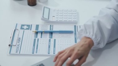 Yakın plan - bir iş adamının bilgisayarında daktilo yazarken görüntüsü