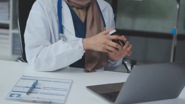 Klinikte Dizüstü bilgisayarda çalışan kadın doktor