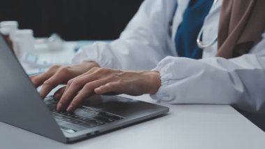 Hastanede dizüstü bilgisayarı olan doktor, tıbbi teknoloji ve sağlık konsepti.