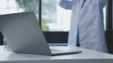 Bilgisayarı kullanarak doktorun elini kapat.