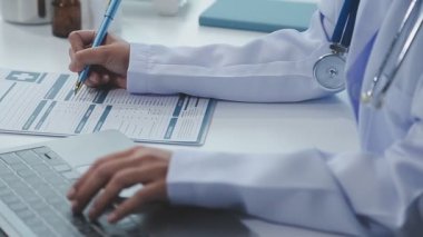 Ofiste çalışan doktor.