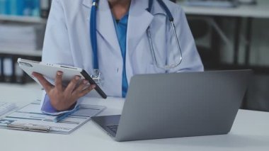 genç bir doktor ofisinde çalışan