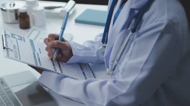 Steteskoplu doktor hastane ofisinde..