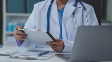 Hasta ya da hasta ile hastane ofisinde çalışan bir doktor.