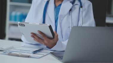 dijital tablet kullanan doktor