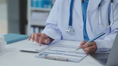 Yakın plan - dizüstü bilgisayarlı bir doktorun elleri