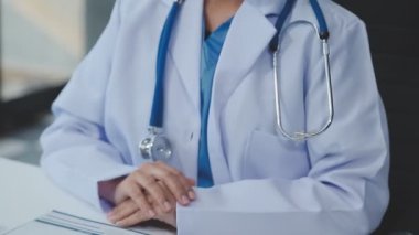 Doktor onun masasında bir stetoskop ile.