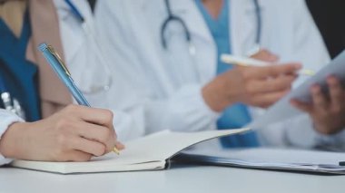 Doktor klinikte çalışıyor..